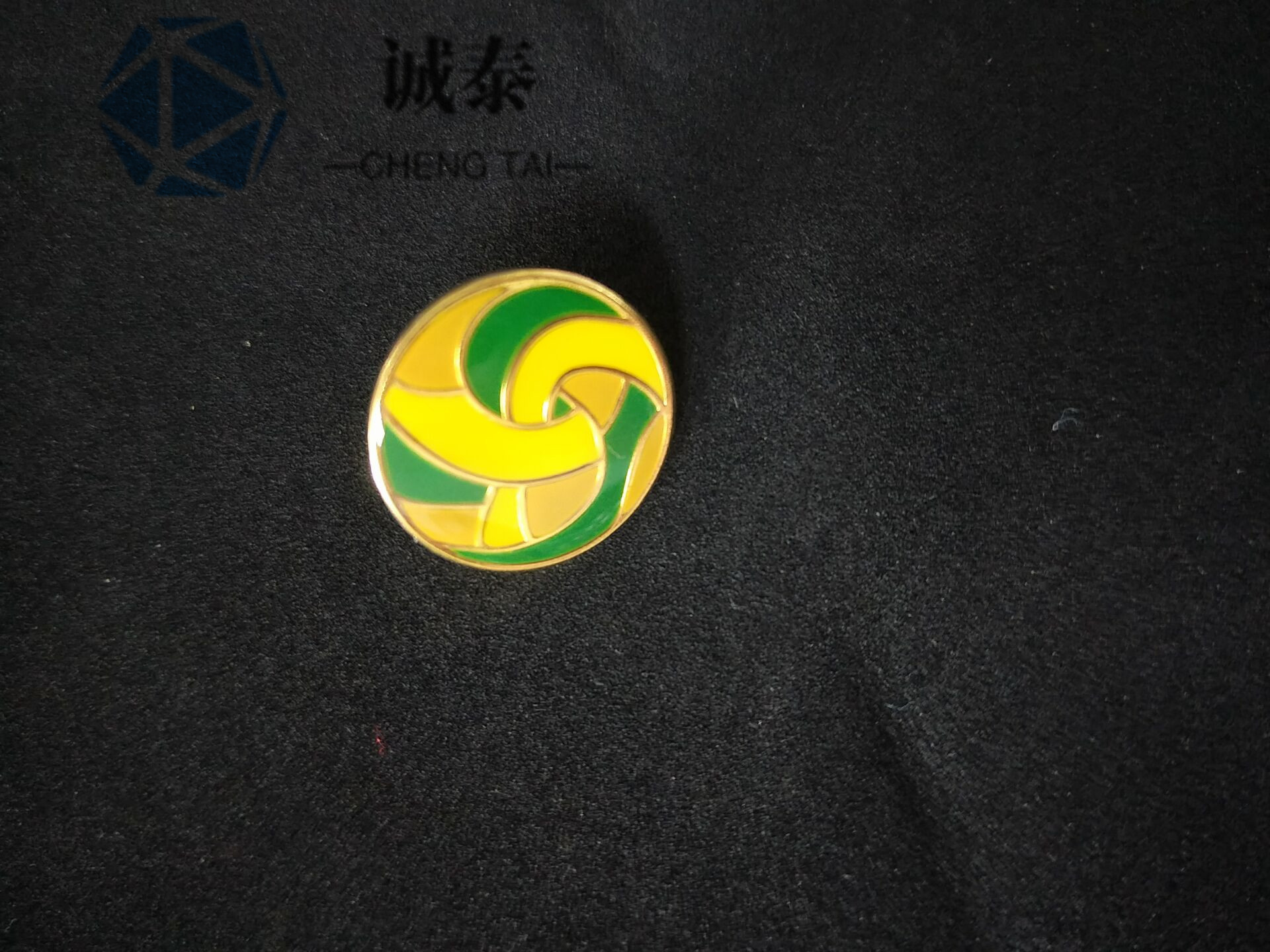 北京西装配饰胸章带在胸前公司微章专业生产司徽工厂