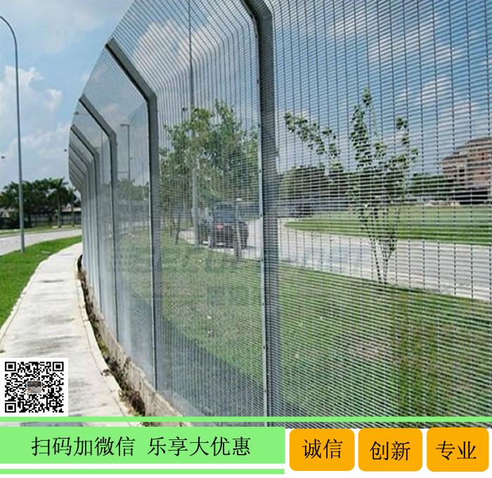 阳江公路三折弯护栏网 试车场围栏款式新颖