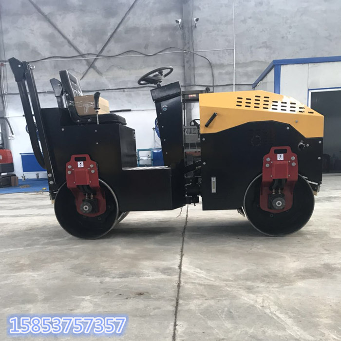 1.5吨的座驾式压路机钢轮压实机操作