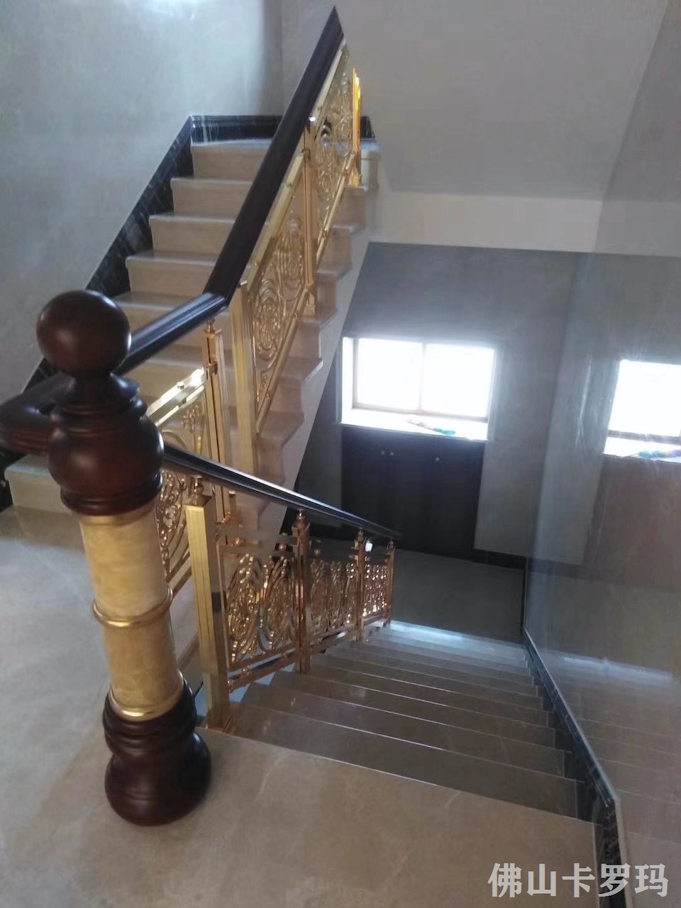 美式新型别墅楼梯护栏设计 镂空铜楼梯 护栏
