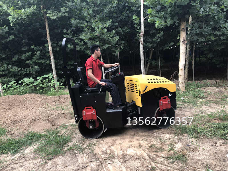 工程压实作业使用全液压座驾压路机