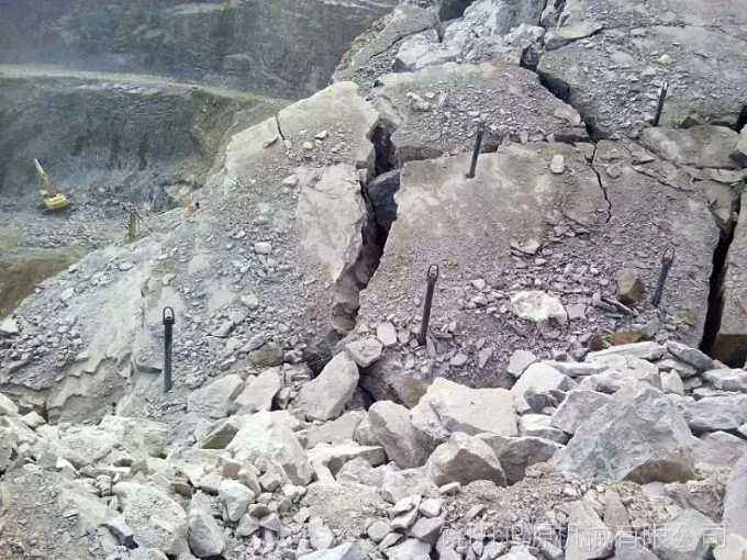 公路挖到非常硬的岩体破碎锤打不动用二氧化碳致裂器