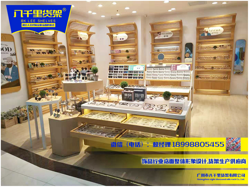 服装货架陈列，服装店的装修。服装店如何装修