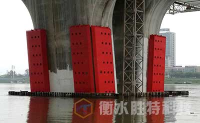 自浮式钢覆复合材料桥梁防撞设施