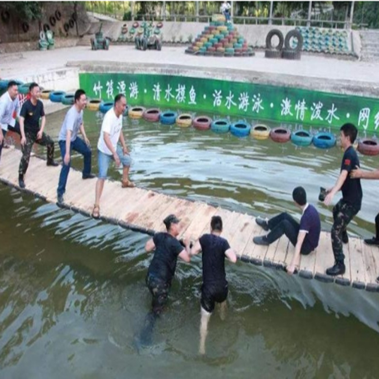 大型水上游乐设备厂家来货了