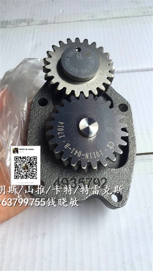 宇通大客车康明斯6BT5.9系列发动机机油泵总成4935792