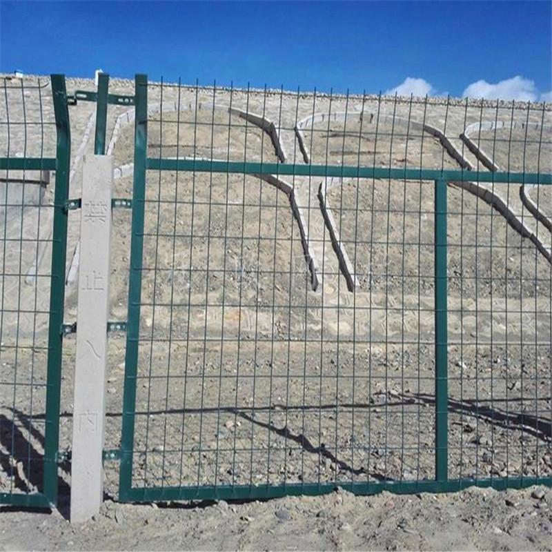 国际铁路护栏 公路隔离防护栏 金属铁路围栏报价
