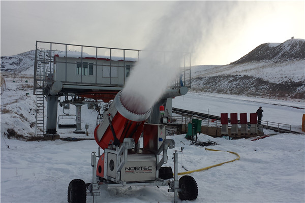 南北方使用造雪机多厚的雪可以正常营业-人工造雪机