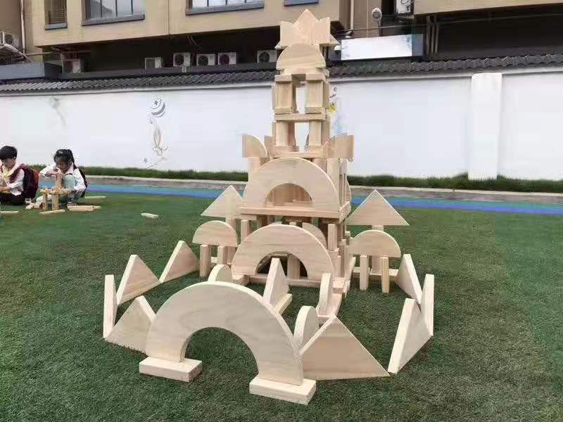 云霞游乐设备制作厂批发儿童城堡积木