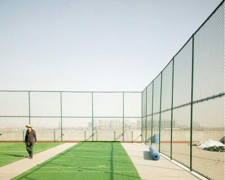 广西河池体育场菱形网护栏网施工铺设