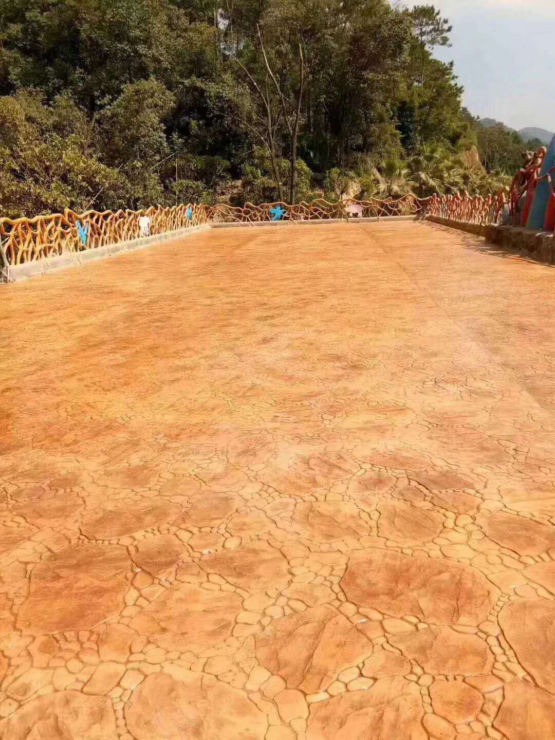 广西鹿寨彩色艺术复古印花磨具路面铺设流程