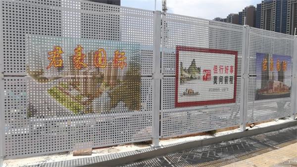 惠州市主干道施工护栏网 白色冲孔板围挡 抗风新颖