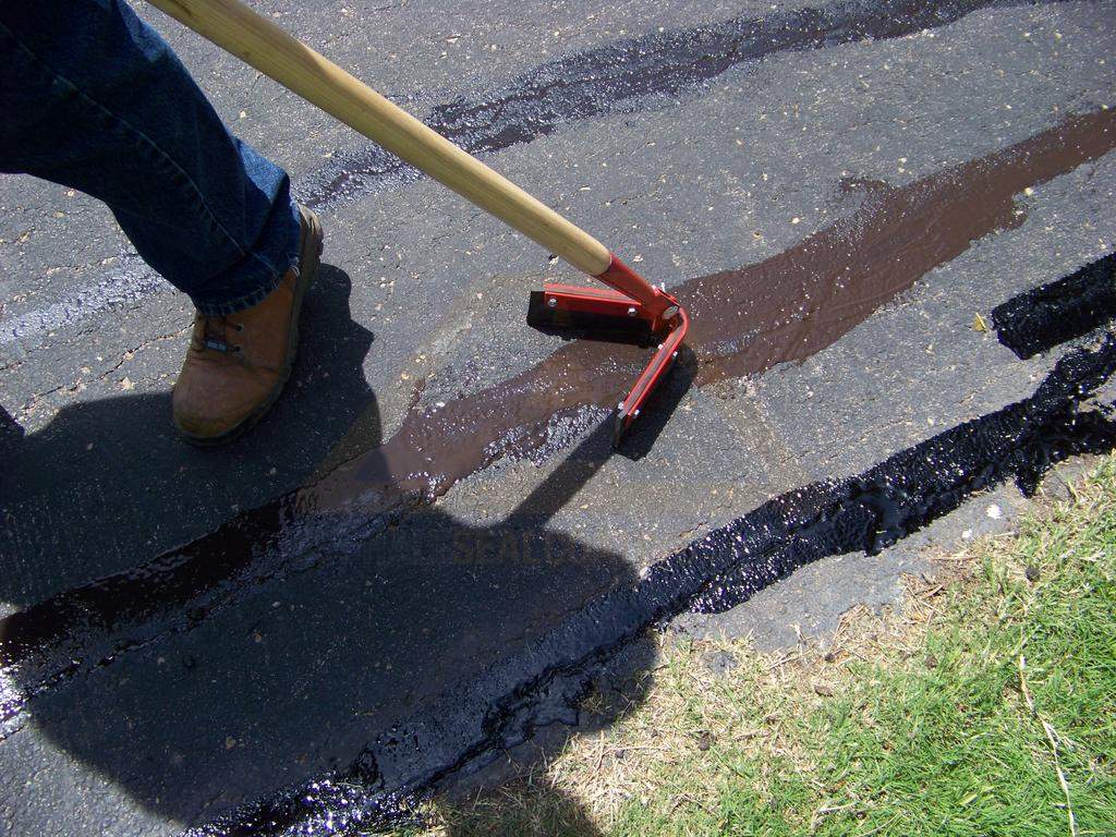 华通公司冷补灌缝胶抹平道路裂缝助力路畅通