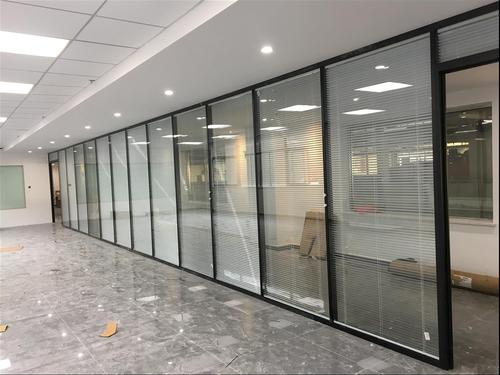 青岛办公室玻璃隔断和玻璃门幕墙哪家做的比较好？