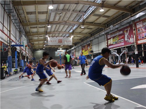 深圳篮球培训机构哪家好  顶峰体育供