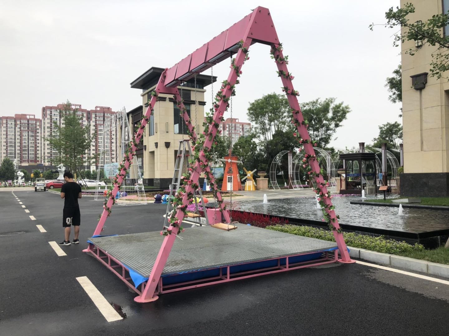 济宁广场引入了水幕秋千赶快来体验