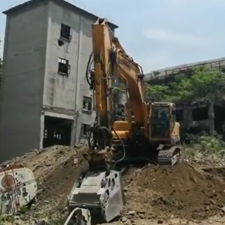 供应挖掘机属具改装筛分破碎斗筛分破碎污染土壤中的建筑垃圾