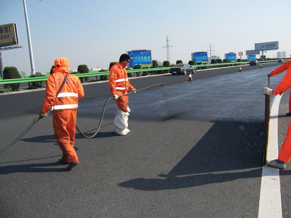 浙江湖州沥青路面还原剂让道路“一夜间旧貌换新颜”