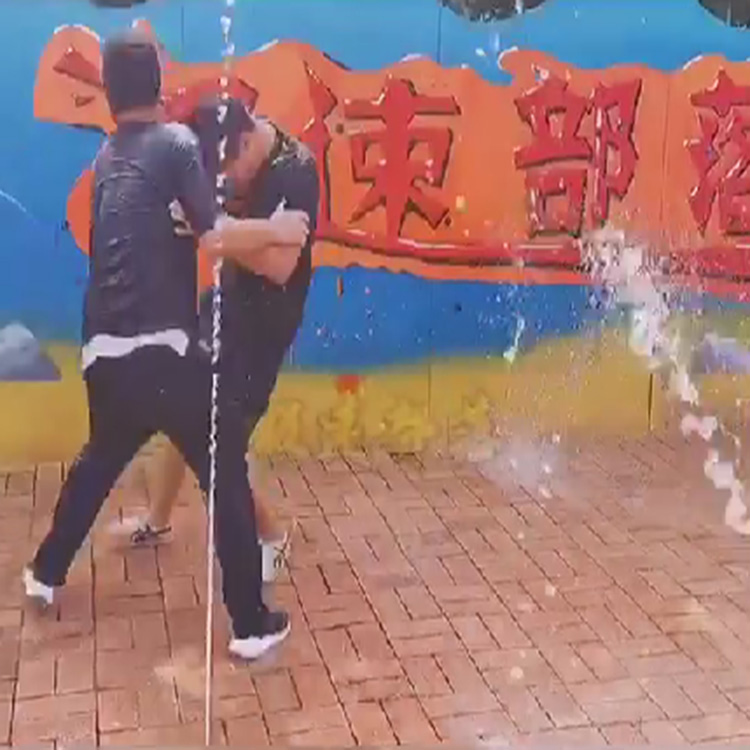 秦都智能水枪阵互动性好，观赏人群多山东三喜