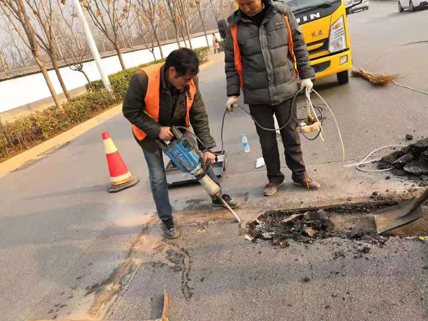 华通沥青混合料四季供货及时修补坑槽助力道路畅通