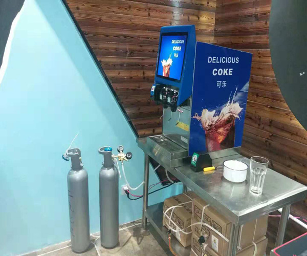 麻辣烫的可乐饮料机怎么装可乐糖浆包批发