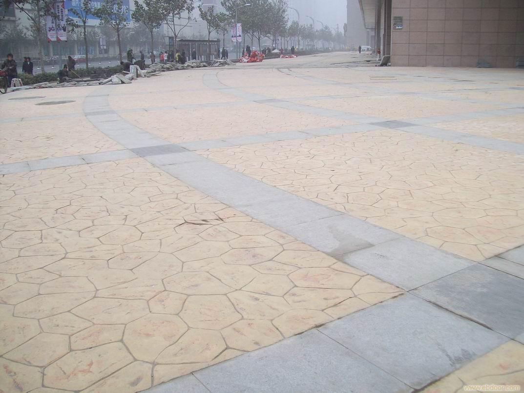 西藏昌都彩色艺术地坪铺装彩色压花地坪施工方案