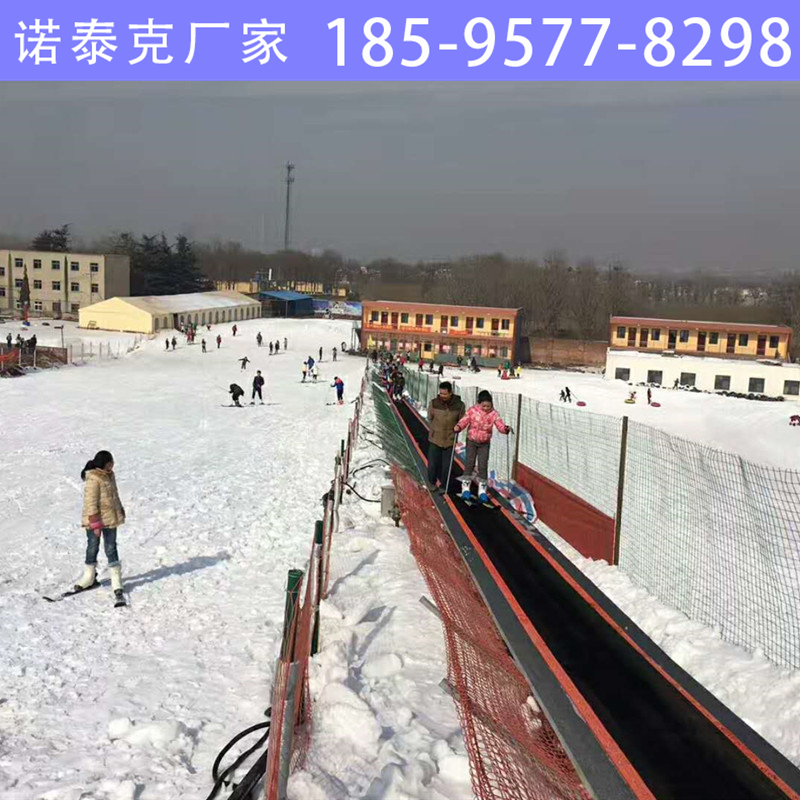 雪道电梯助力冰雪运动 运城雪场输送带乘坐时身体略微前倾