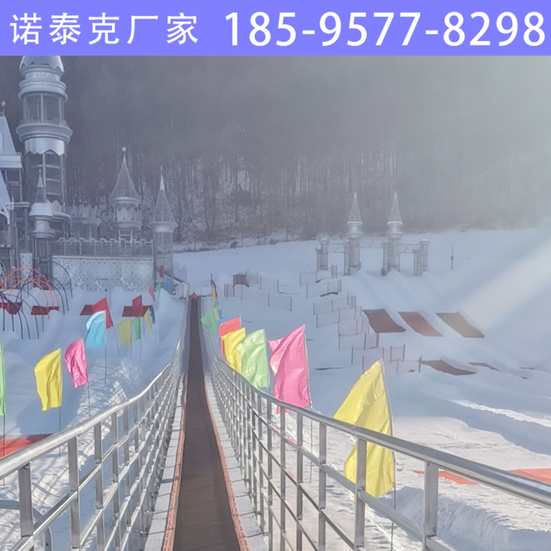 雪道电梯助力冰雪运动 运城雪场输送带乘坐时身体略微前倾