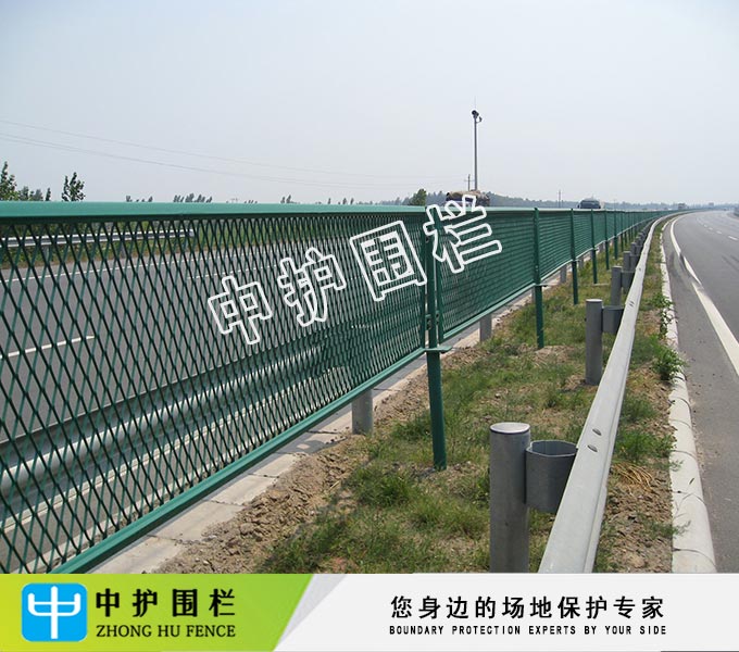 崇左快速公路钢板网 菱形孔金属网定制 高速防目眩护栏网价格