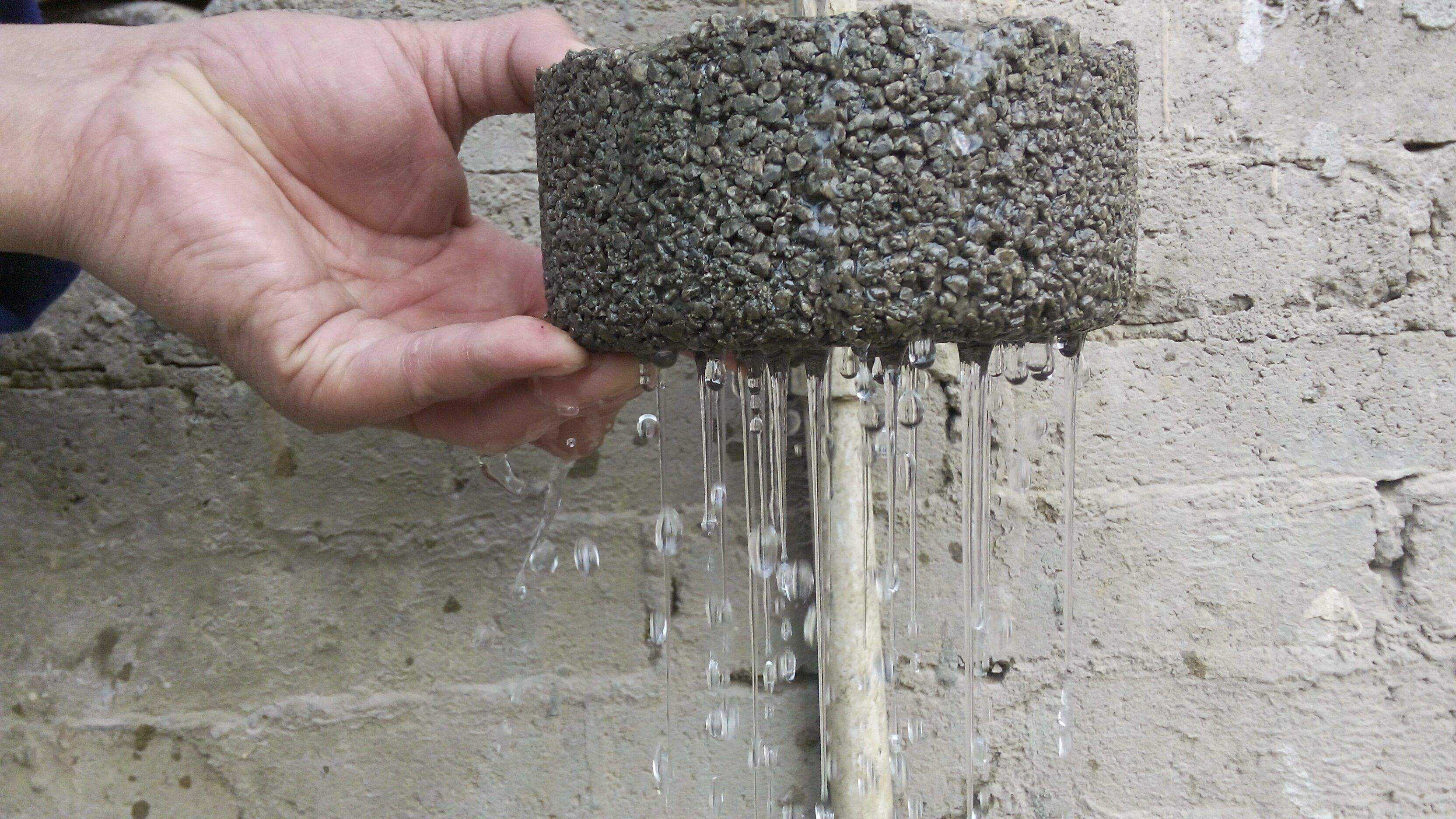 广东透水混凝土又称多孔混凝土，透水地坪，其是由骨料、水泥和水拌制而成的一种多孔轻质混凝土，它不含细骨料，由粗骨料表面包覆一薄层水泥浆相互粘结而形成孔穴均匀分布的蜂窝状结构