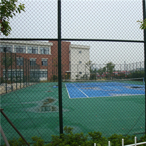 绿色足球场铁栅栏 日字型操场护栏网 篮球场围网生产销售