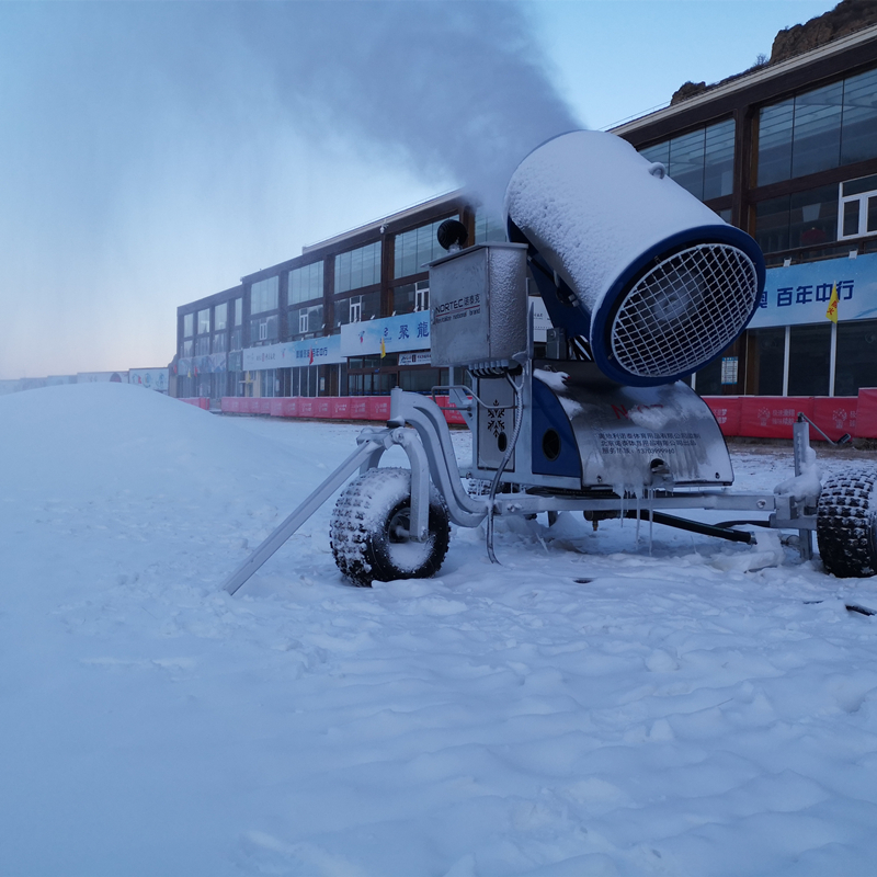 河北保定阜平县龙泉关滑雪场造雪 造雪机造雪条件