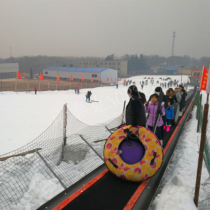 雪场魔毯输送大量滑雪者 黑河雪场电梯让滑雪更方便