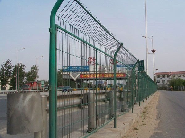 黄石高速公路收费站进出口两边护栏网定做厂家价格