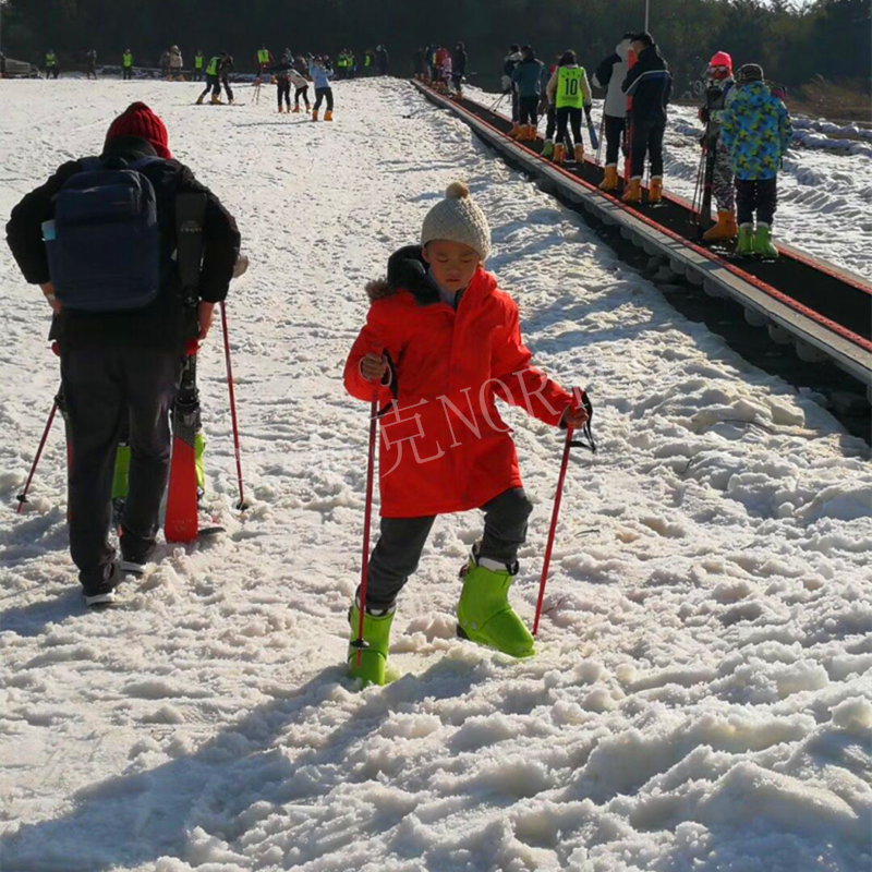 雪场魔毯根据总长配备多节 晋中雪场电梯按全输送爬山