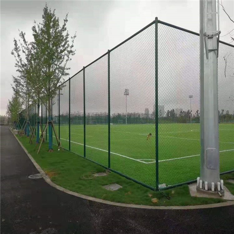 威海 体育场防护栏 拼接式足球场围栏网 出厂价