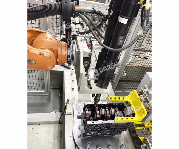 潍坊大世机器人拧紧机械手配光幕保障操作