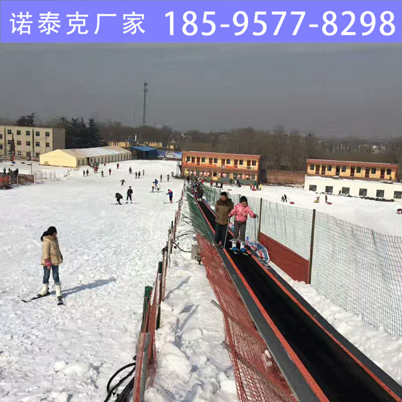 滑雪场魔毯乘坐便捷 下魔毯做好准备避免摔倒 诺泰克滑雪场魔毯