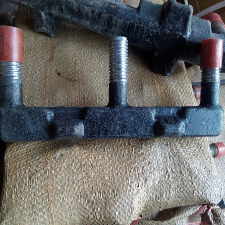 供应多种图号E型螺栓 不易磨损刮板机用牛角刮板