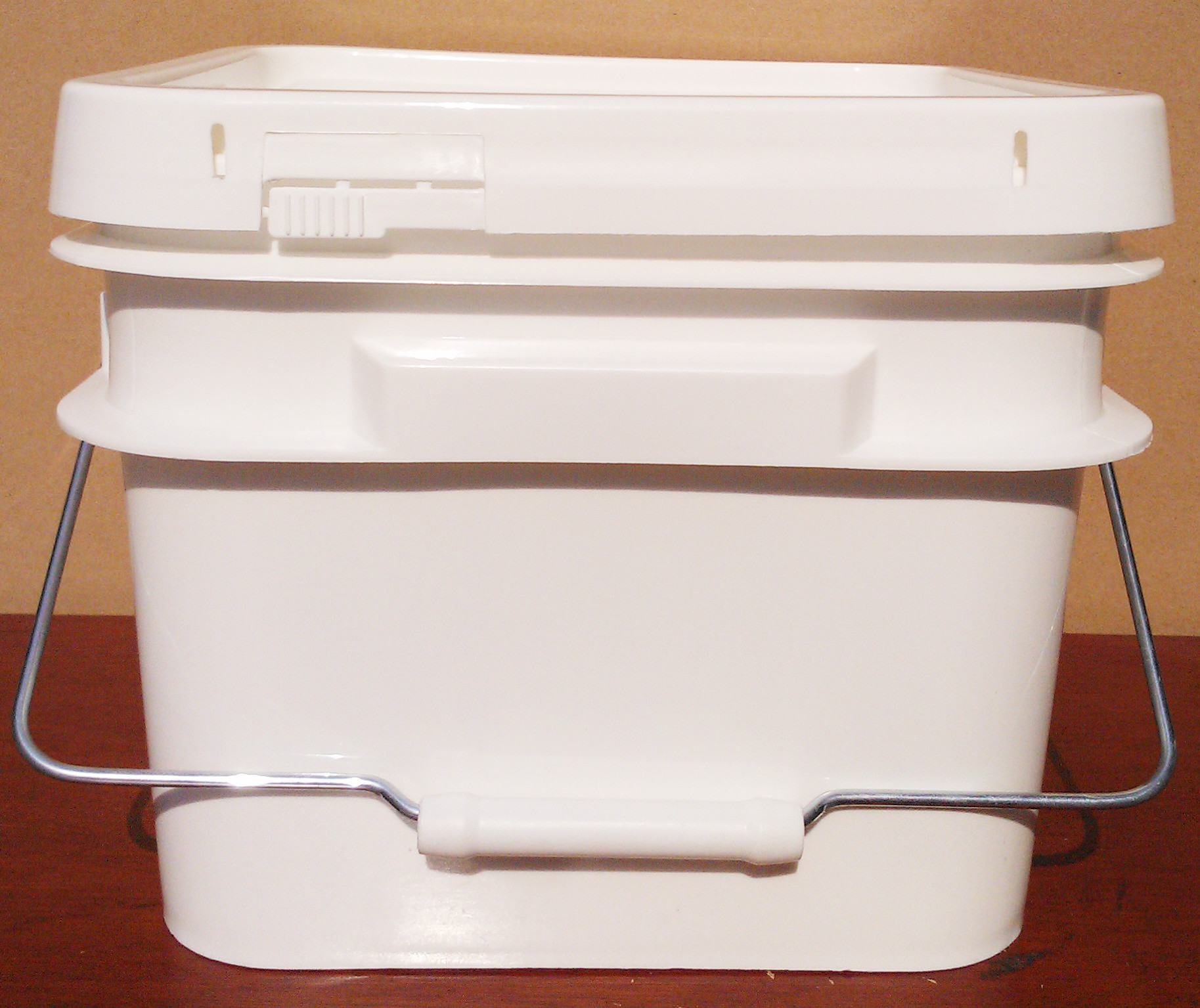 常州阳明塑料桶厂家定制生产销售生物粉剂饲料塑料方形桶