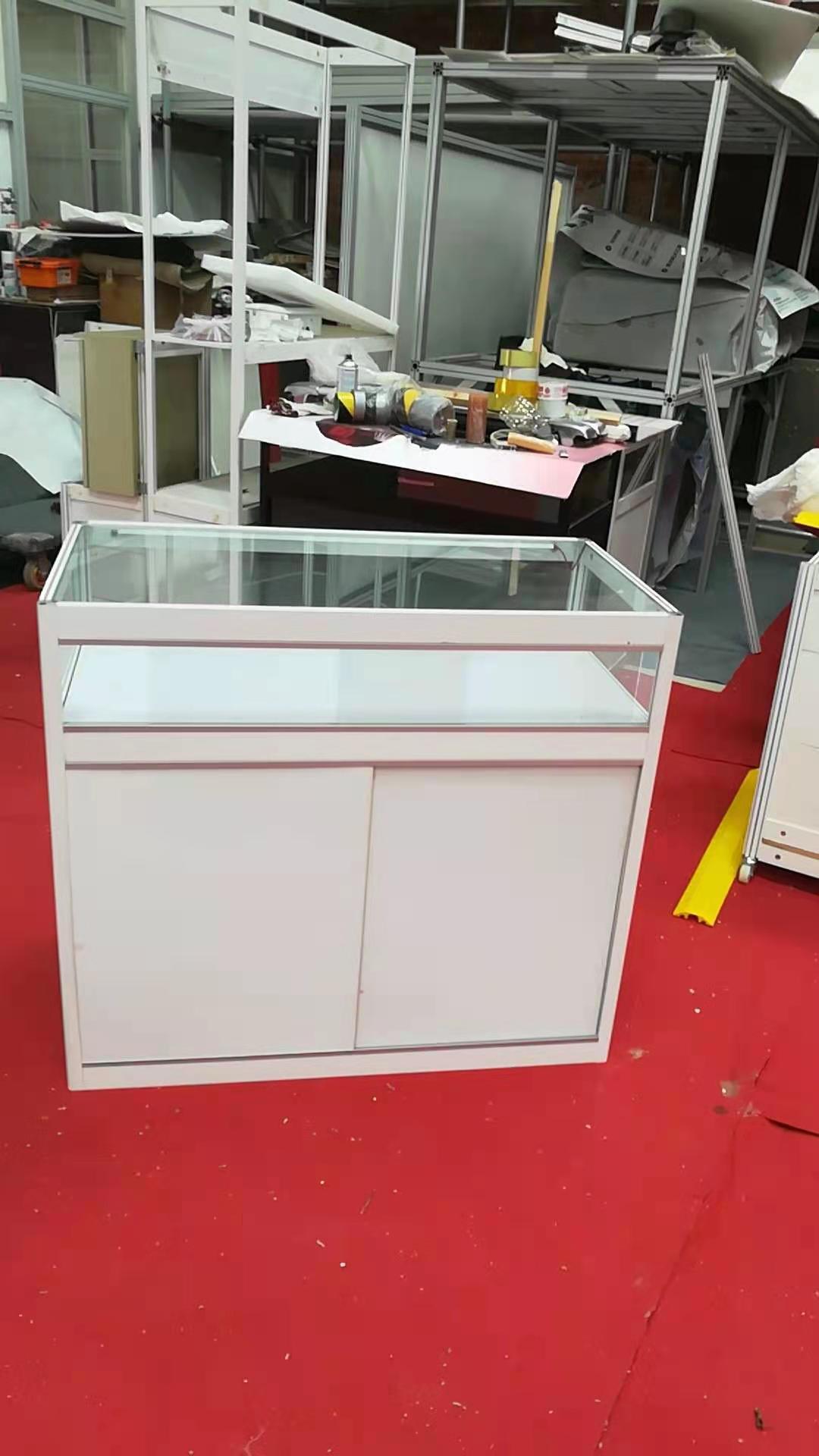 新款白色玻璃展示柜搭建安装