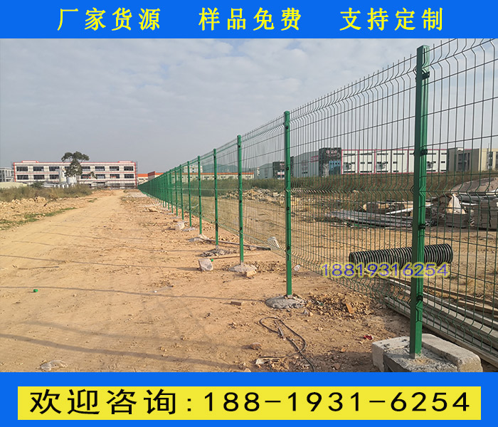 东莞框架隔离网厂家 公路护栏网现货 绿色铁丝网围栏