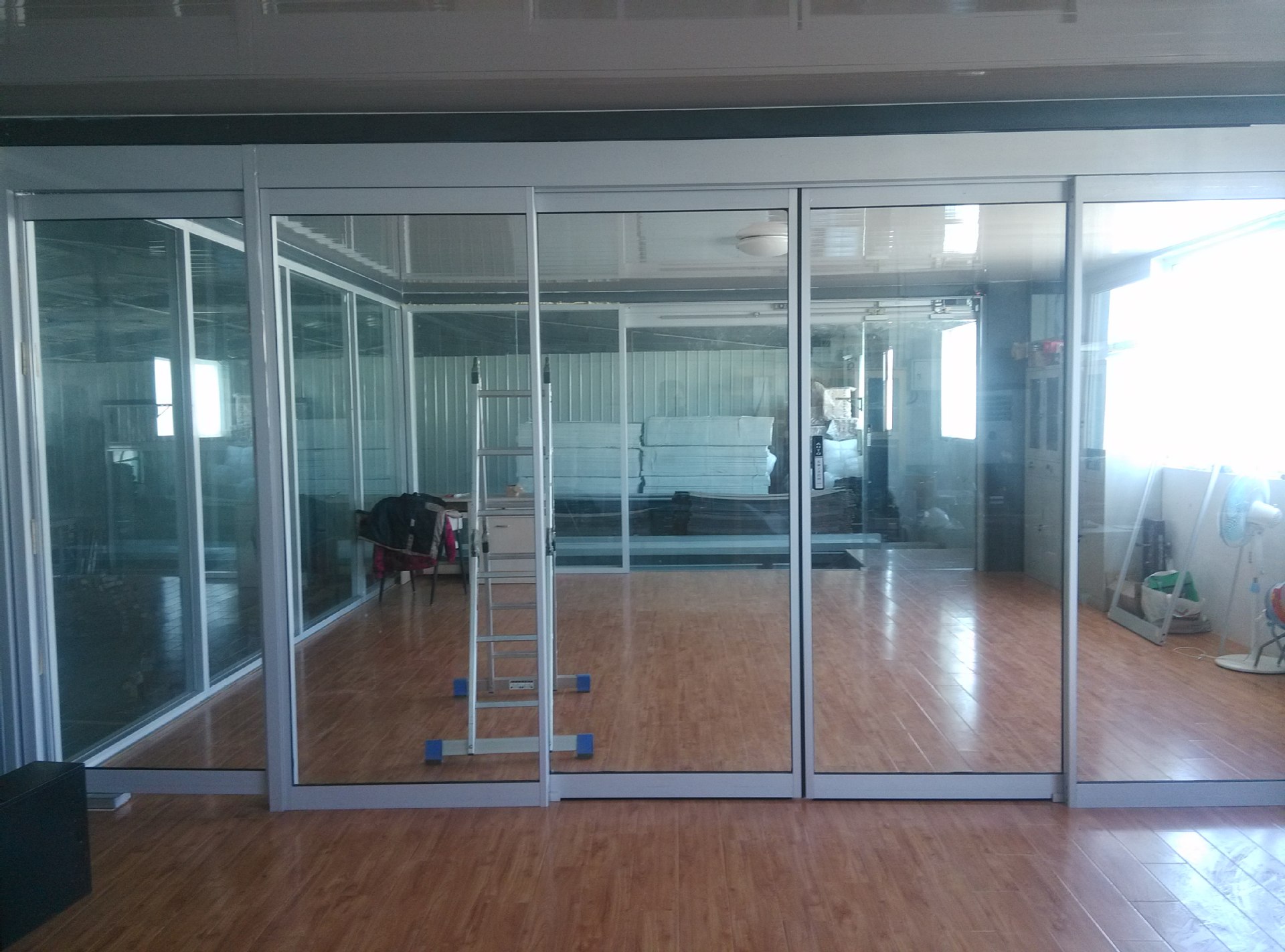 天津专业制作玻璃门玻璃隔断厂家