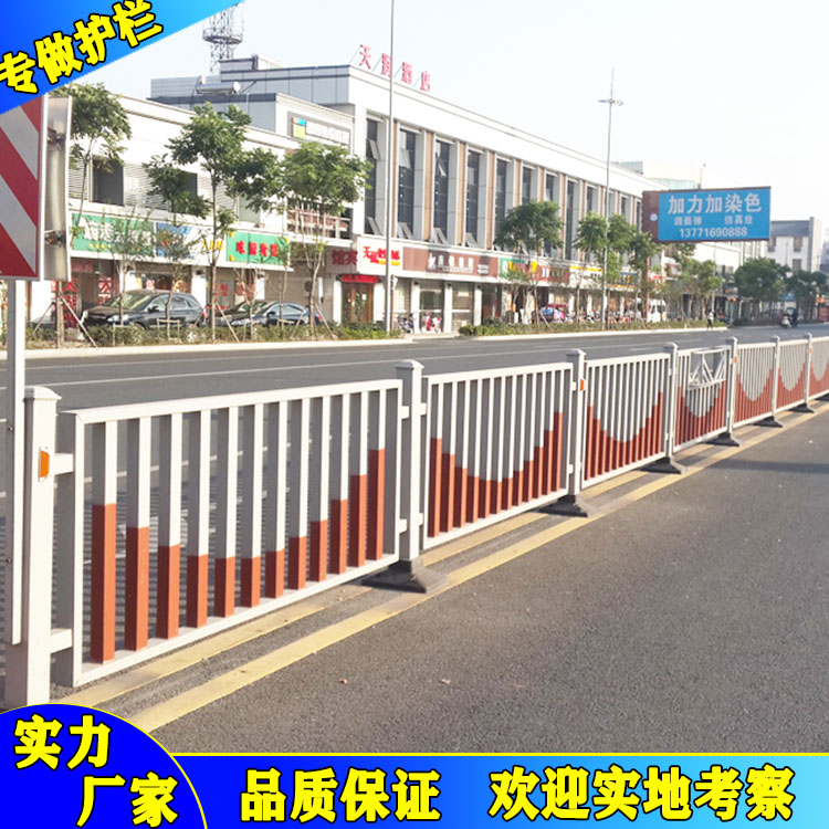 惠州人行道乙型护栏安装效果图 定做交通铁艺栏杆厂家