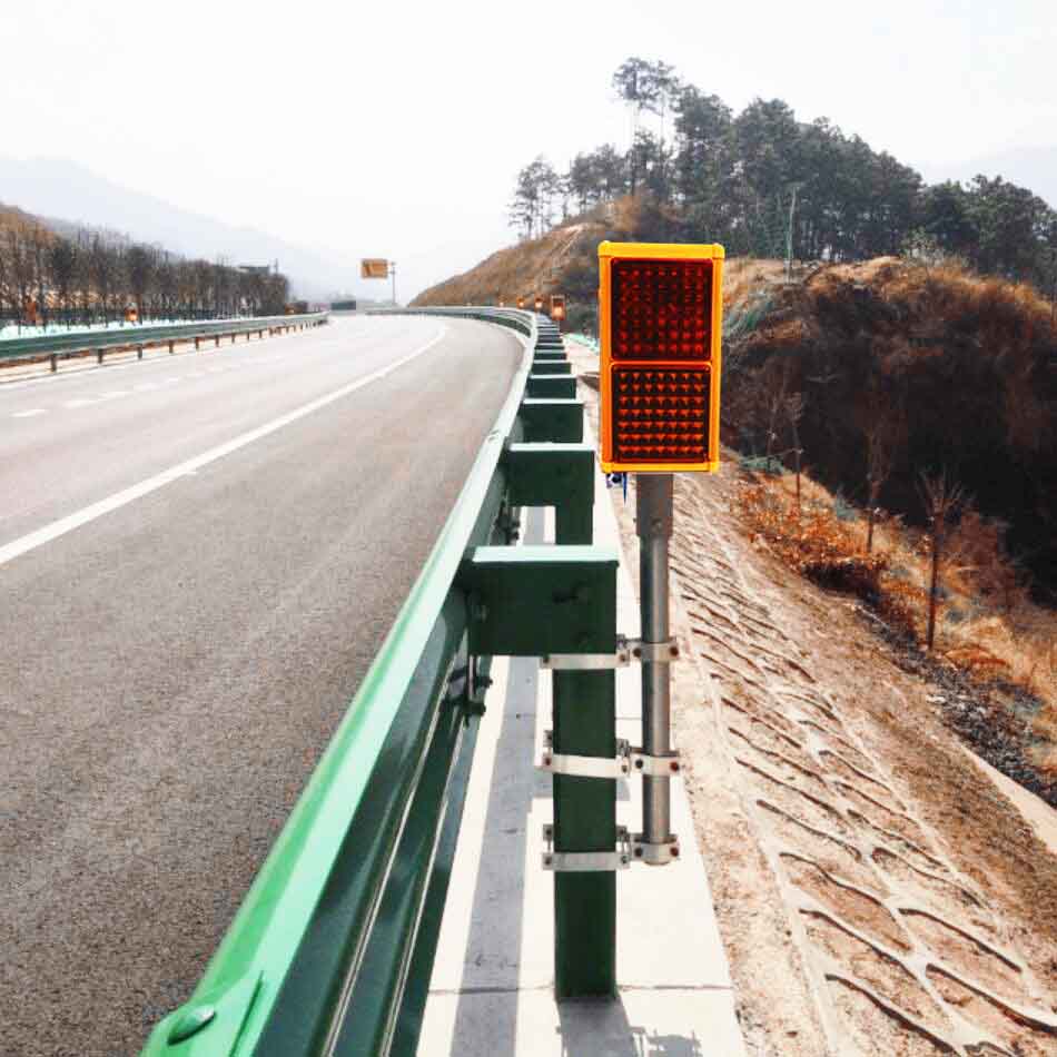 雾天公路行车安全诱导装置 智能太阳能尾迹雾灯 交通警示灯