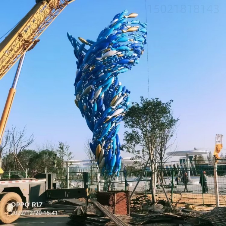 青岛路口龙卷风鱼群雕塑 彩绘不锈钢鱼雕塑摆件
