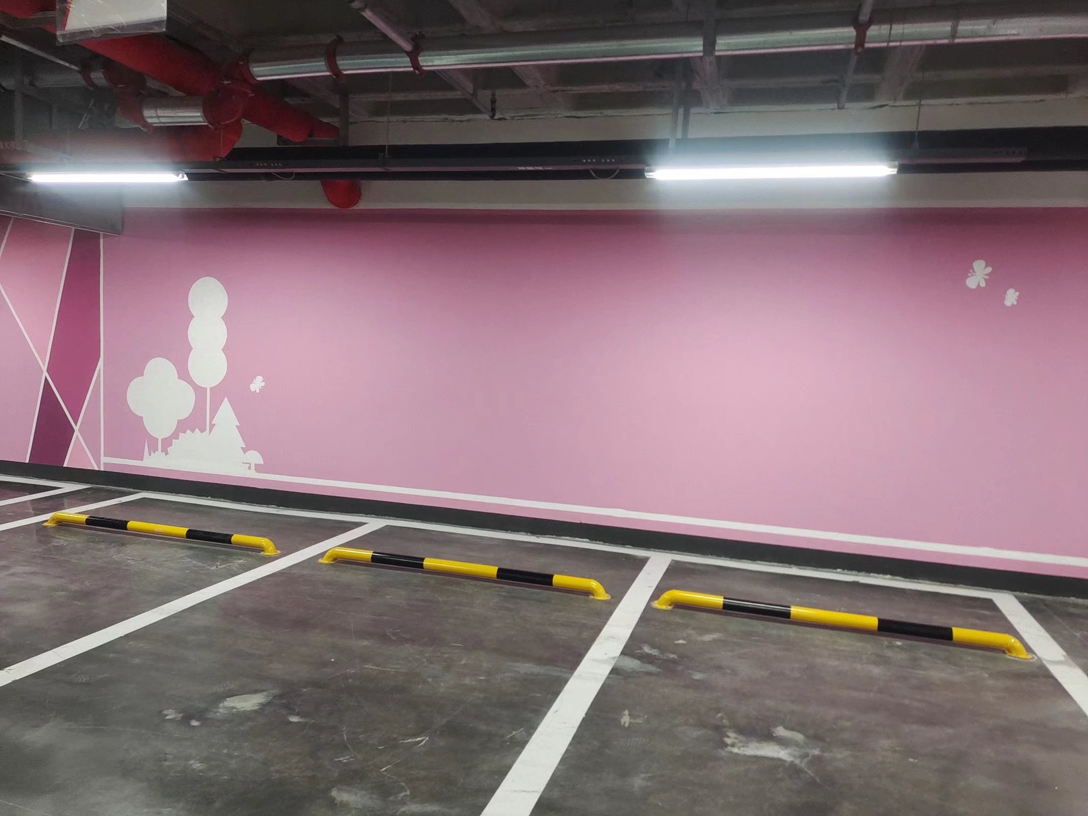 天津河北区地下停车场墙面涂刷 停车场防眩晕艺术色带工程队