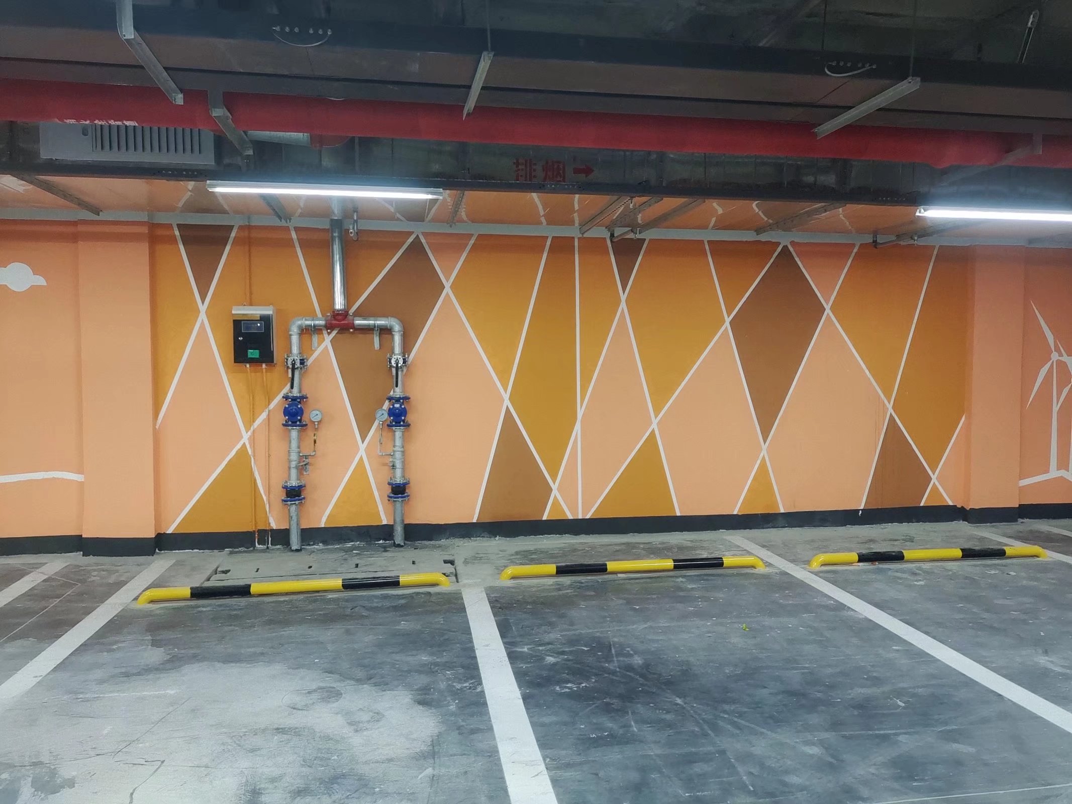 天津东丽区地下车库墙面色带 停车场柱面喷涂彩绘工程队