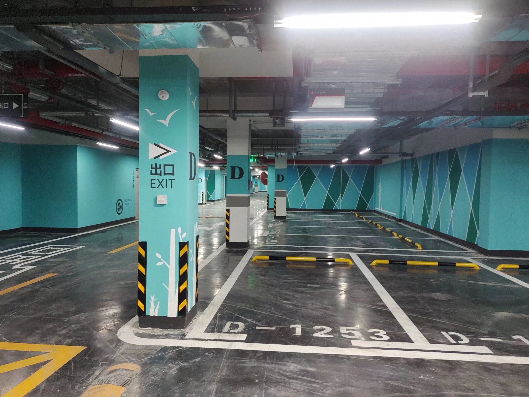 天津北辰区地下停车场柱子涂装设计 车库墙体色带标识喷涂施工